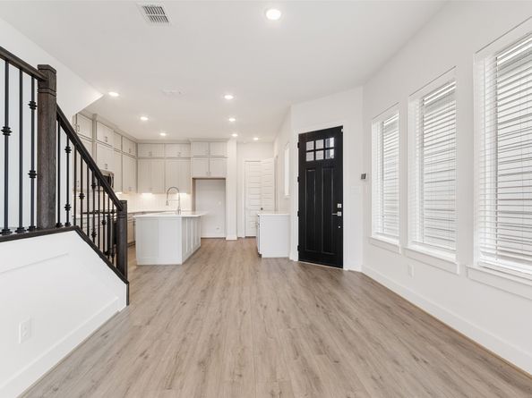 910A W 21st Street, Houston TX 77008