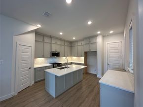 910A W 21st Street, Houston TX 77018