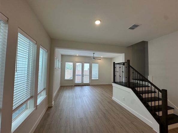 910A W 21st Street, Houston TX 77018