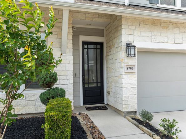 8706 Strongoak Lane, Houston TX 77055