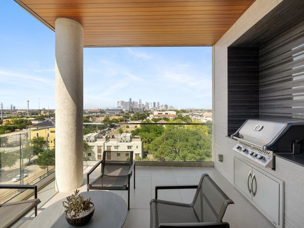 5104 Caroline Street 702, Houston TX 77004