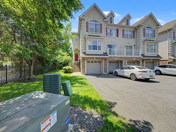 180 Blue Heron Dr 180, Secaucus NJ 07094