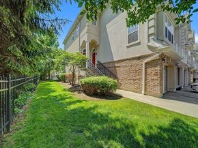 180 Blue Heron Dr 180, Secaucus NJ 07094