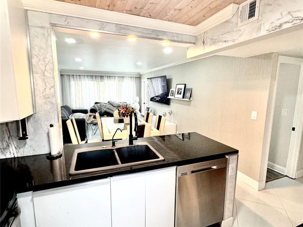 4311 Crystal Lake Dr 213, Deerfield Beach FL 33064