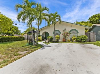 740 SW 9TH St