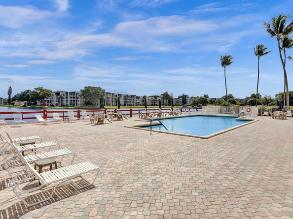 9450 Poinciana Pl 310, Davie FL 33324