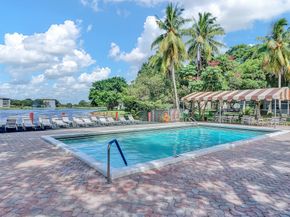 9450 Poinciana Pl 310, Davie FL 33324