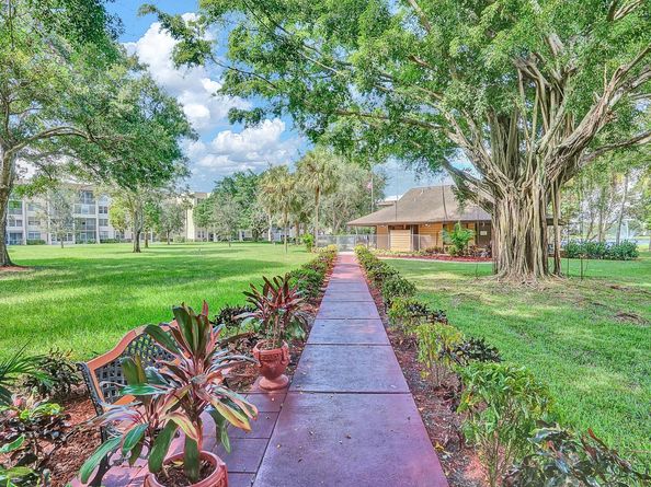 9450 Poinciana Pl 310, Davie FL 33324