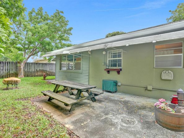 2731 NE 9th Ave, Pompano Beach FL 33064