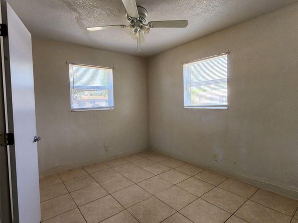 1041 NW 23rd Ter, Fort Lauderdale FL 33311