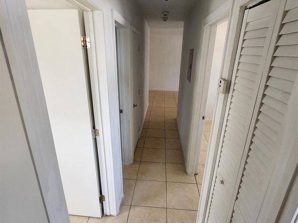 1041 NW 23rd Ter, Fort Lauderdale FL 33311