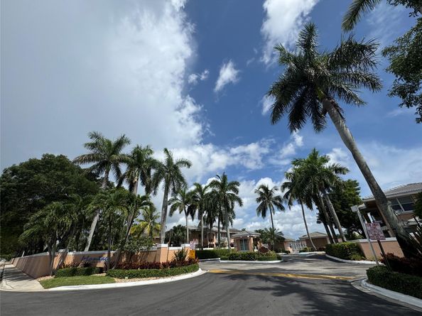 3243 NW 44th St 2, Fort Lauderdale FL 33309