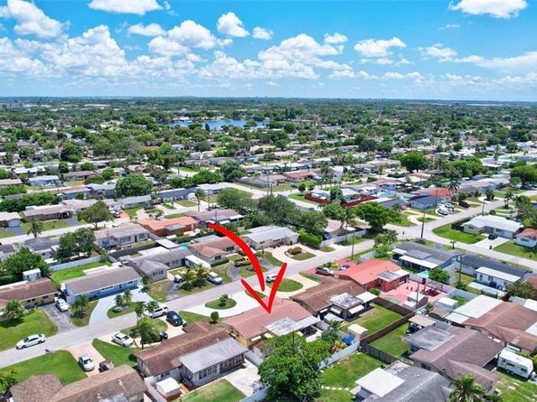 8501 NW 11th Ct, Pembroke Pines FL 33024