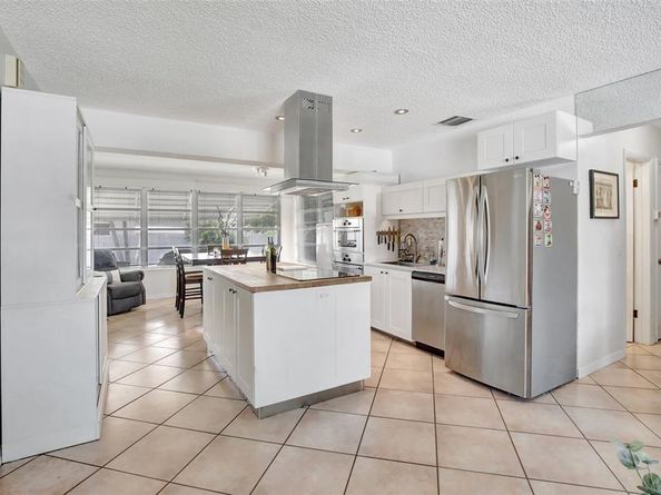 8501 NW 11th Ct, Pembroke Pines FL 33024