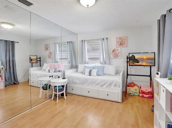 8501 NW 11th Ct, Pembroke Pines FL 33024