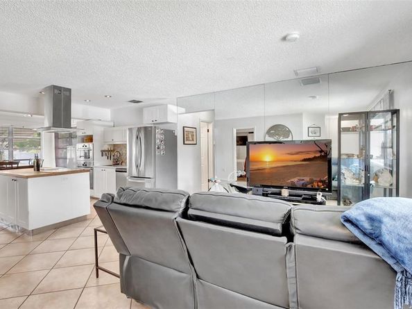 8501 NW 11th Ct, Pembroke Pines FL 33024