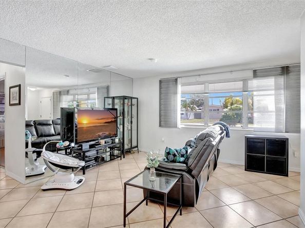 8501 NW 11th Ct, Pembroke Pines FL 33024