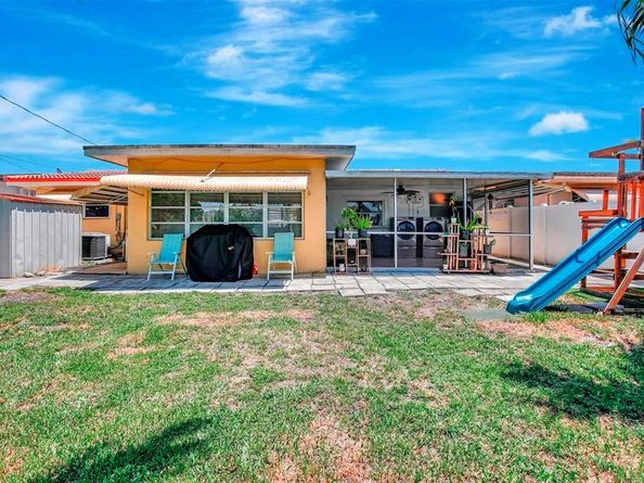 8501 NW 11th Ct, Pembroke Pines FL 33024