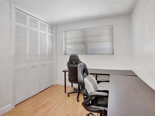 8501 NW 11th Ct, Pembroke Pines FL 33024