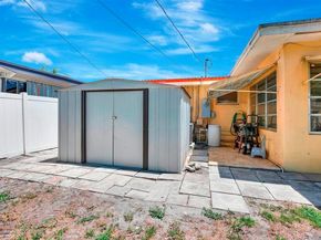8501 NW 11th Ct, Pembroke Pines FL 33024