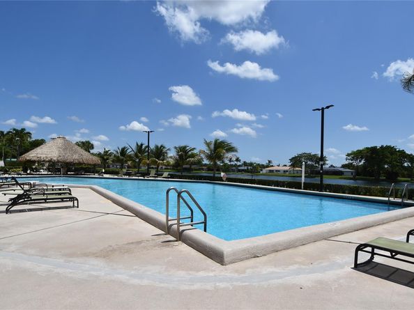 98 Gables Blvd, Weston FL 33326