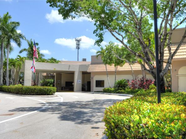 98 Gables Blvd, Weston FL 33326