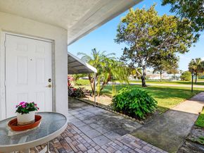7293 W Oakridge Circle, Lantana FL 33462