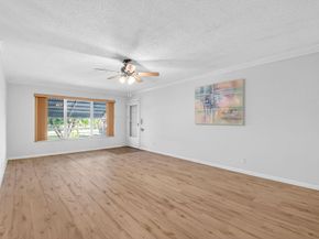 7293 W Oakridge Circle, Lantana FL 33462