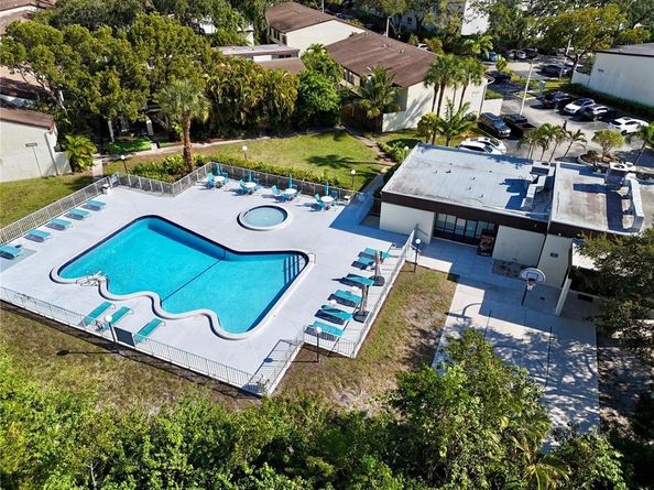 19428 NE 26th Ave 103, Miami FL 33180