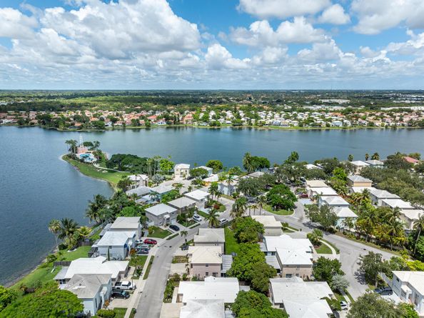 3084 Lighthouse Place, Margate FL 33063