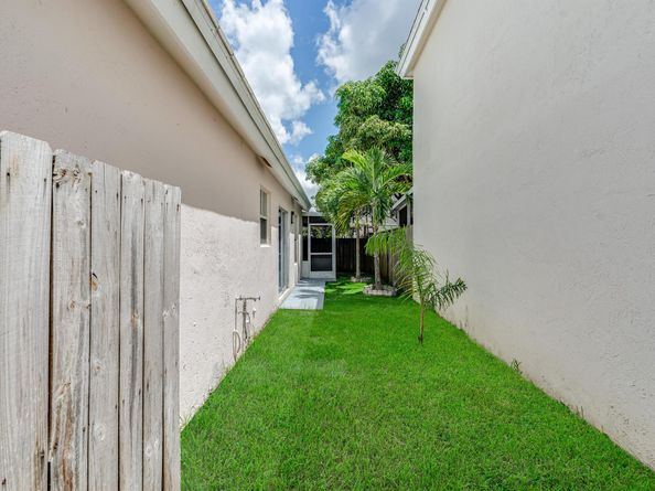 3084 Lighthouse Place, Margate FL 33063