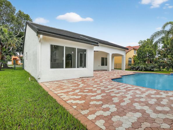387 SW 163rd Ave, Pembroke Pines FL 33027