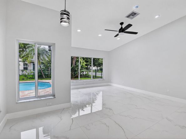 387 SW 163rd Ave, Pembroke Pines FL 33027