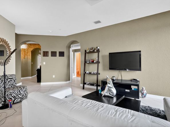 10012 NW 7th Street 213, Miami FL 33172