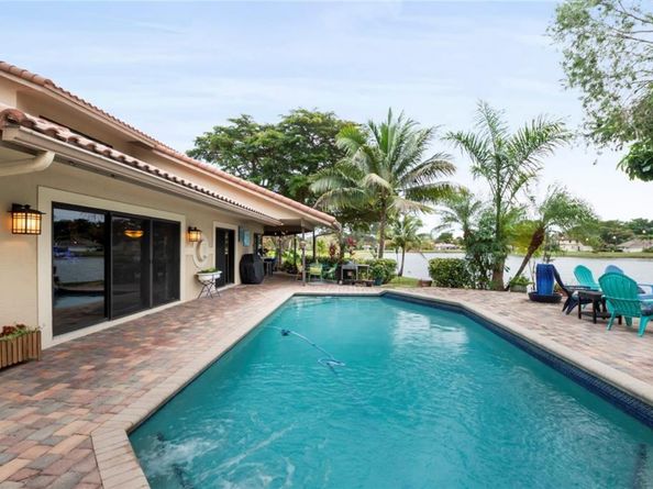 10320 NW 6th St, Coral Springs FL 33071