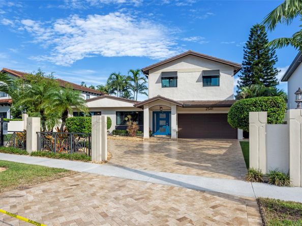 2541 NE 48th St, Lighthouse Point FL 33064