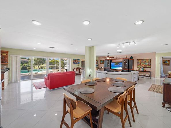 6207 Royal Poinciana Ln, Tamarac FL 33319