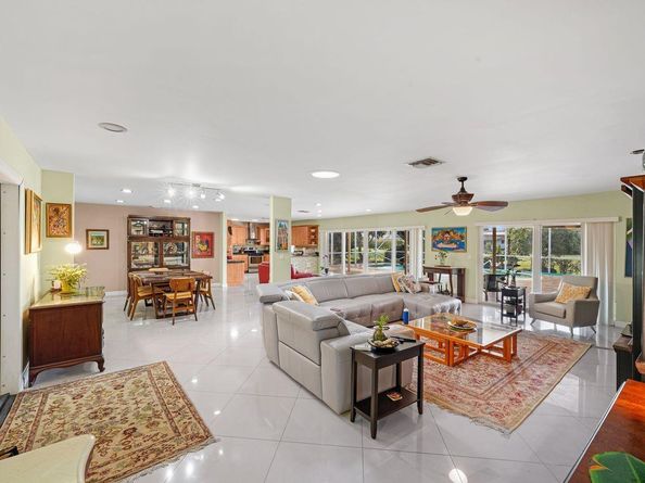 6207 Royal Poinciana Ln, Tamarac FL 33319