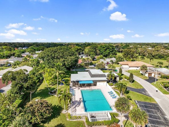 6207 Royal Poinciana Ln, Tamarac FL 33319