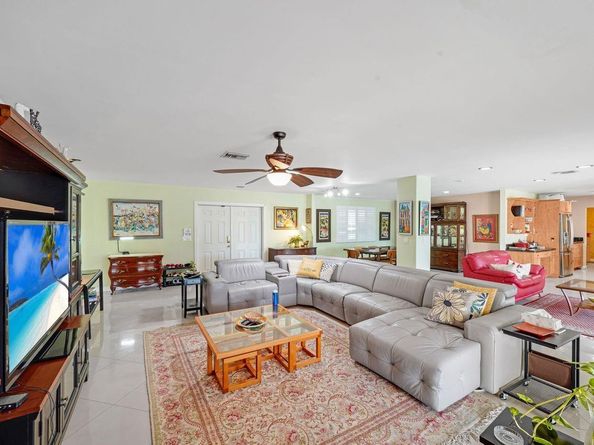 6207 Royal Poinciana Ln, Tamarac FL 33319