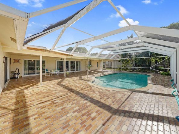 6207 Royal Poinciana Ln, Tamarac FL 33319