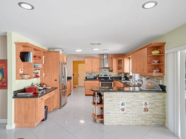 6207 Royal Poinciana Ln, Tamarac FL 33319