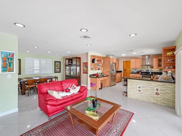 6207 Royal Poinciana Ln, Tamarac FL 33319