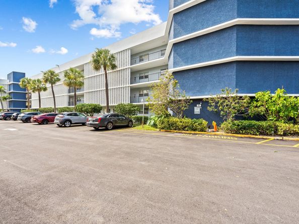 877 NE 195th St 422, Miami FL 33179