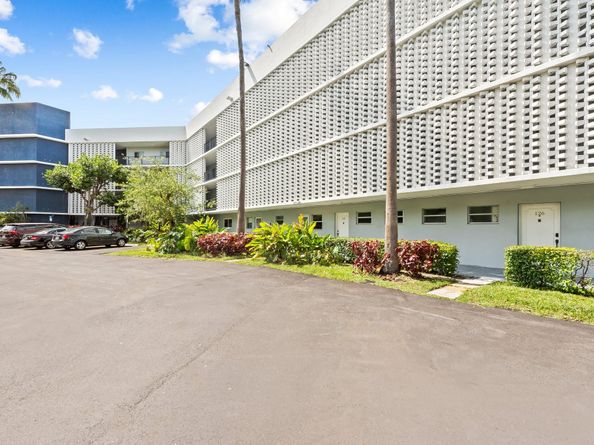 877 NE 195th St 422, Miami FL 33179