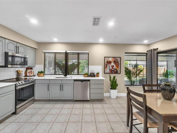 8871 NW 3rd St, Pembroke Pines FL 33024