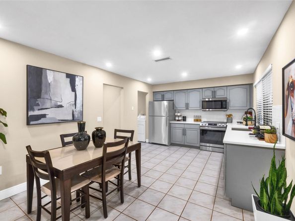 8871 NW 3rd St, Pembroke Pines FL 33024