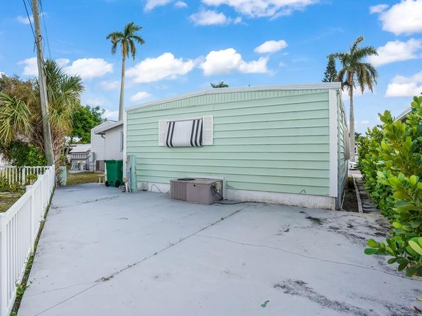 8517 SW 16th Pl, Davie FL 33324