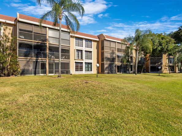 5717 Coral Lake Dr 205, Pompano Beach FL 33063