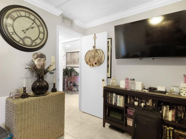 5717 Coral Lake Dr 205, Pompano Beach FL 33063